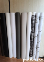 Película decorativa de PVC de mármore branco mate para aplicações de pressão a vácuo em painéis de móveis