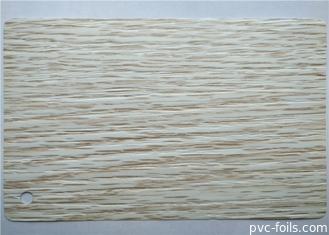Pressionando a folha da membrana do PVC para o armário 0.35MM de madeira brancos das portas