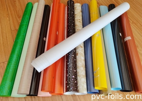 Embalado em rolos, filme de PVC auto-aderente colorido de alto brilho para decoração de móveis