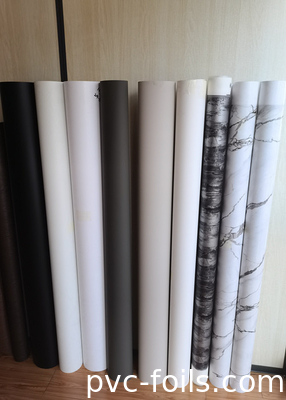 Película decorativa de PVC de mármore branco mate para aplicações de pressão a vácuo em painéis de móveis