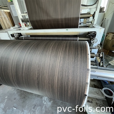 Folha decorativa de PVC em relevo de grãos de madeira preta para porta de gabinete de MDF