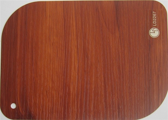 A folha decorativa do PVC de WPC envolveu o rolo do perfil 500m de Aluminmum das portas